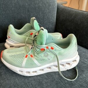 FLASH SALE —- Green OnCloud sneakers - cloud surfer